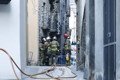 Els bombers treballant en un incendi a Escaldes.
