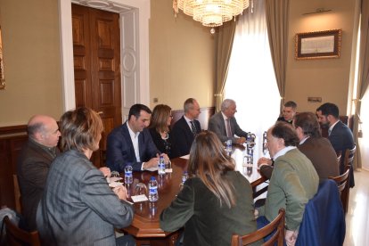 La junta directiva de CEA, a la trobada amb el copríncep episcopal, Josep Lluís Serrano