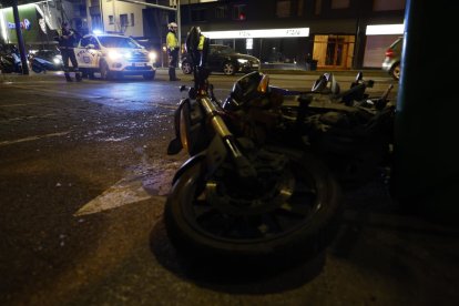La moto accidentada i darrere, la policia