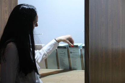 Una jove triant la papereta, el 2019.