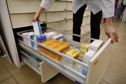 Una farmacèutica buscant un medicament.