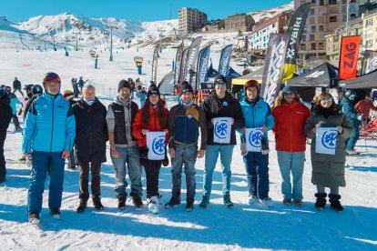 Les autoritats comunals, comerciants i membres de Grandvalira al Pas durant el NeuFest.