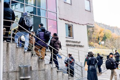 Cua de temporers al Servei d’Immigració.