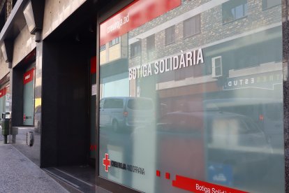 La botiga solidària de la Creu Roja atén 67 famílies.