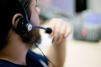 Un teleoperador al seu lloc de treball.