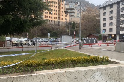 La tanca de protecció trencada.