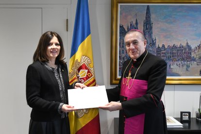 La ministra d'Afers Exteriors, Imma Tor, rebent les còpies d'estil del nou nunci apostòlic, Piero Pioppo.