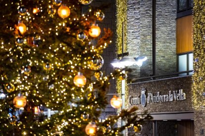 La façana del comú d'Andorra la Vella amb decoracions nadalenques
