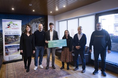 Els cònsols del comú d’Andorra la Vella, Sergi González i Olalla Losada, el president del BC MoraBanc Andorra, Gorka Aixàs, la responsable de Responsabilitat Social Corporativa del club, Natàlia De Felipe, i el president de l’entitat beneficiària, Joan Rossell, acompanyat del secretari, Arnau Calvet
