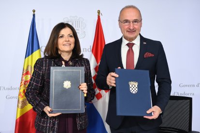 La ministra d’Afers Exteriors, Imma Tor, i el ministre d’Afers Exteriors i Europeus croat, Gordan Grlić Radman, durant la signatura de l'acord de mobilitat.