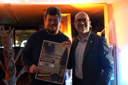 El guanyador del premi, Albert Ruiz Feijóo, amb el conseller de Cultura, Infància i Joventut, Joan Sans.