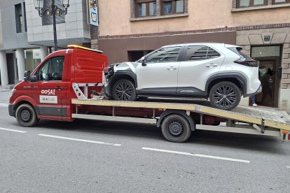 La grua emportant-se un vehicle sinistrat.