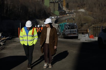 Eva Sansa visitant el tram de la Massana on es faran les obres.