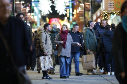 Turistes a l’eix comercial aquest desembre.
