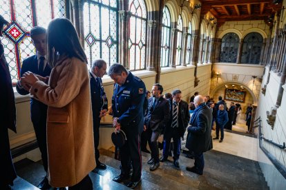 Autoritats esperant per saludar el Copríncep.