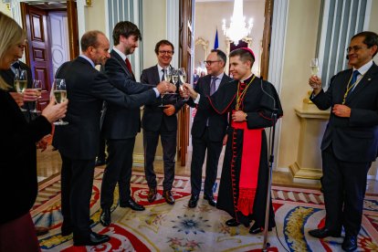 Josep Maria Rossell, Carles Ensenyat, Robert Mauri, Xavier Espot i Josep-Lluís Serrano, brindant a la recepció de Nadal d’ahir.