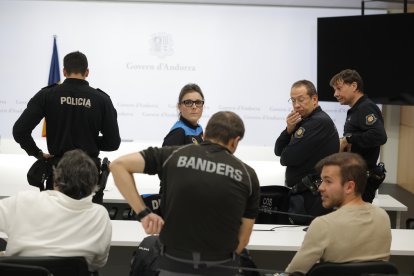 Agents de la policia i dels banders.