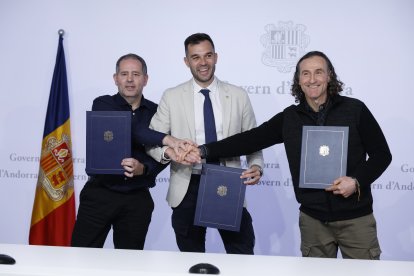 David Forné ha signat l'acord amb els representants dels taxistes