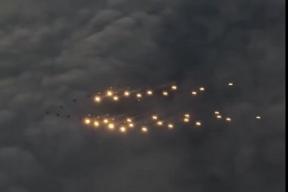 Les forces aèries noruegues dibuixen un arbre de Nadal al cel