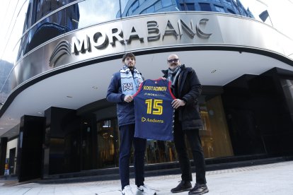 Kostas Kostadinov i Francesc Solana, abans de la presentació a la seu central de MoraBanc.