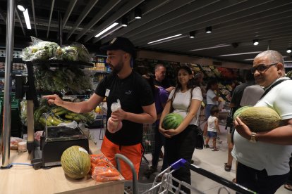 Compradors a una fruiteria.