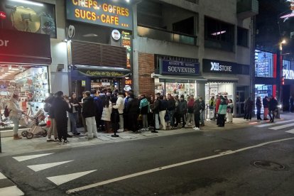 Una multitud davant una creperia a l'avinguda Meritxell