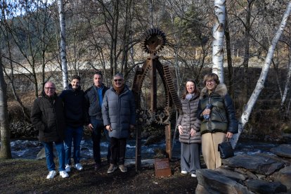 Els cònsols d’Ordino, Maria del Mar Coma i Eduard Betriu, la consellera de la majoria, Cristina Montolio, i familiars de Bonaventura Riberaygua amb l'escultura.
