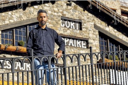 El xef Àlex Kinchella, a l'entrada del restaurant la Cort de Popaire.