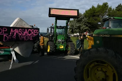 Imatge d'agricultors bloquejant les carreteres.