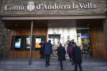 Autoritats entrant al comú d’Andorra la Vella.
