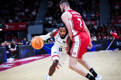 Shannon Evans lluita amb Miguel González, del Casademont Saragossa