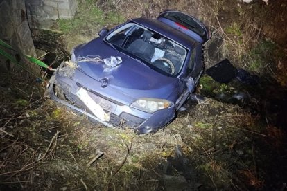 Un vehicle abandonat pels contrabandistes en territori francès.