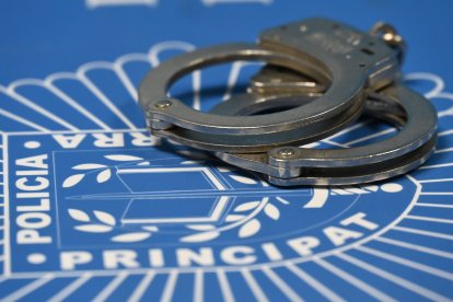 Unes esposes de la policia