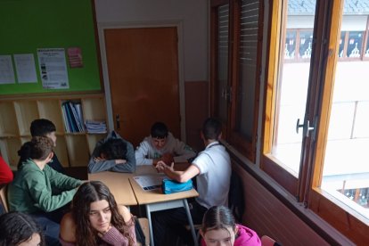 Alumnes d'una escola, rebent la formació de Protecció Civil.