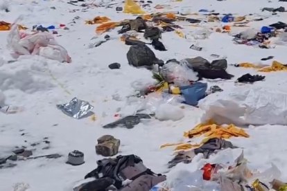 Una imatge desalentadora que mostra lo bruta que està la muntanya de l'Everest al Nepal