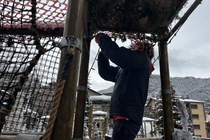 Alguns operaris, preparant l'Estelarium de la Massana.