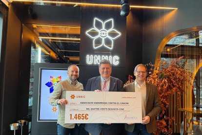 El xec de 1.465€ que ha rebut l'Associació Andorrana contra el Càncer a UNNIC.
