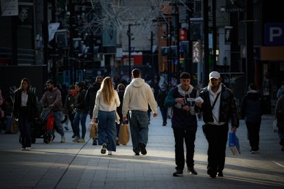 Gent caminant per l'avinguda Meritxell.