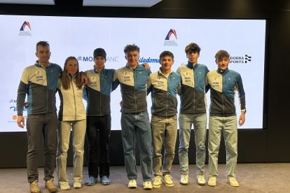Els integrants de l’equip nacional a la seu de MoraBanc.