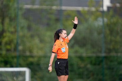 Marta San Juan arbitrant un partit.