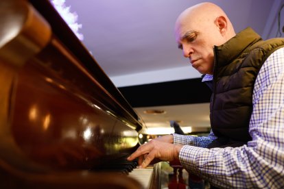 L'Albert Villaró tocant el piano