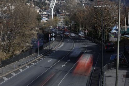 El tram que tindrà voravia, a la dreta de la imatge.