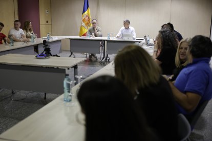 Una de les reunions entre els funcionaris i Govern.