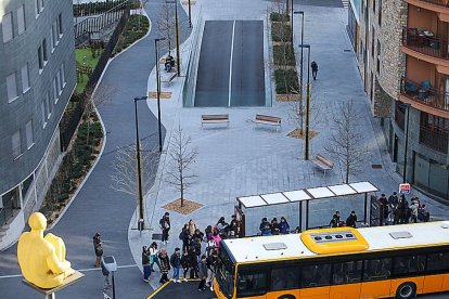 Un autobús en una parada.