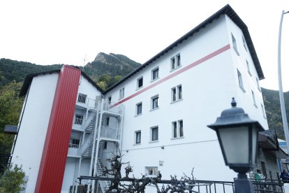 Façana de l’Arca d’Aixovall abans de la seva inauguració.