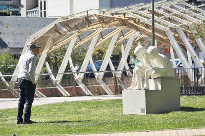 Estàtua al Parc Central que representa dos joves mirant el telèfon mòbil.