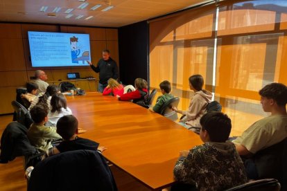 Els infants voluntaris durant la formació.