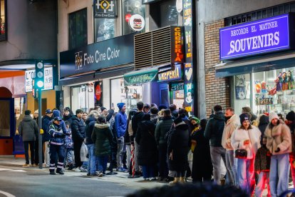 Cues de clients esperant per fer-se amb una crep a l’establiment de la Rotonda.