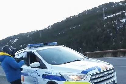 Un dels youtubers parlant amb la policia.