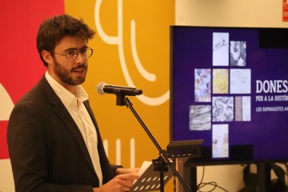 El cònsol major, Cerni Cairat, al vestíbul del Centre Cultural lauredià.